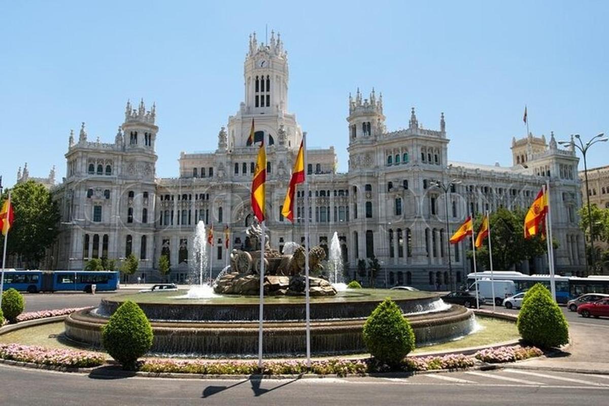 Un gran edificio con una fuente delante.