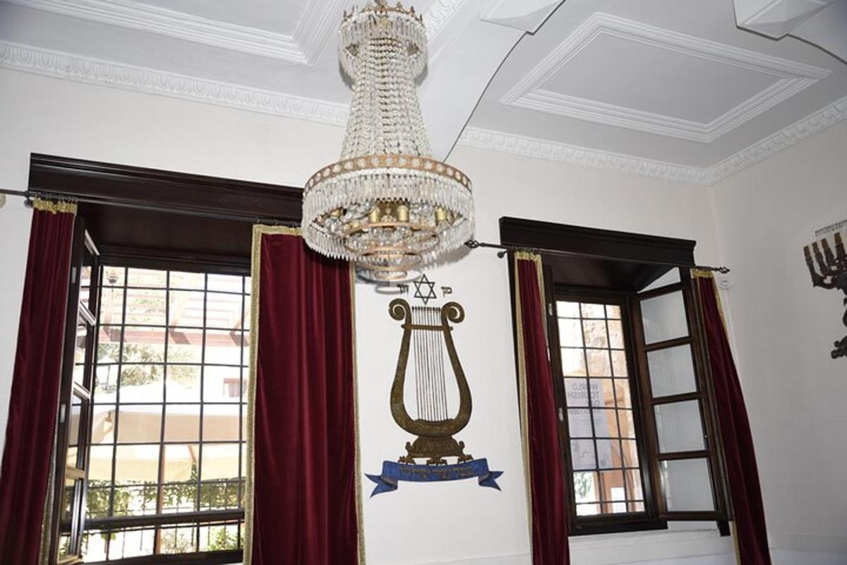 ein Kronleuchter, der von der Decke in einem Raum hängt