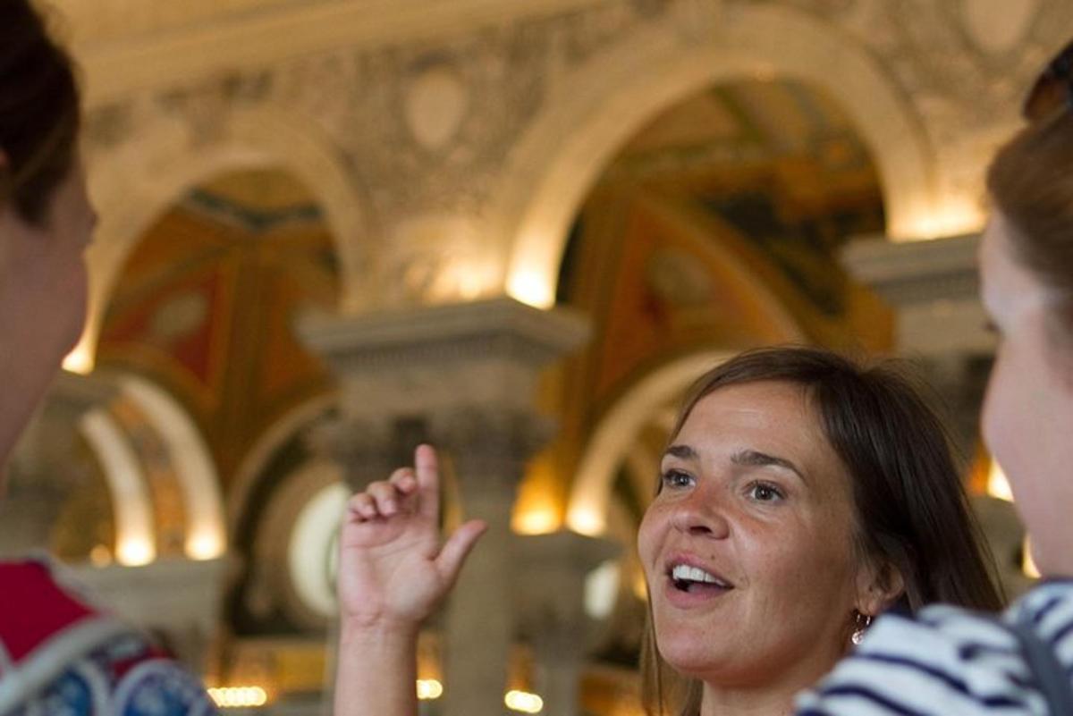 una dona parlant amb dues persones en una habitació