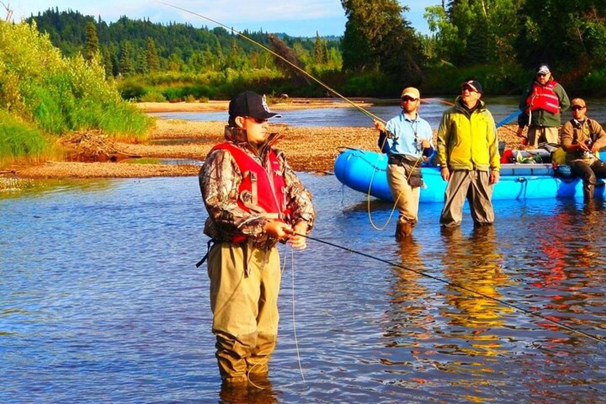 sekumpulan orang berdiri di dalam air memancing