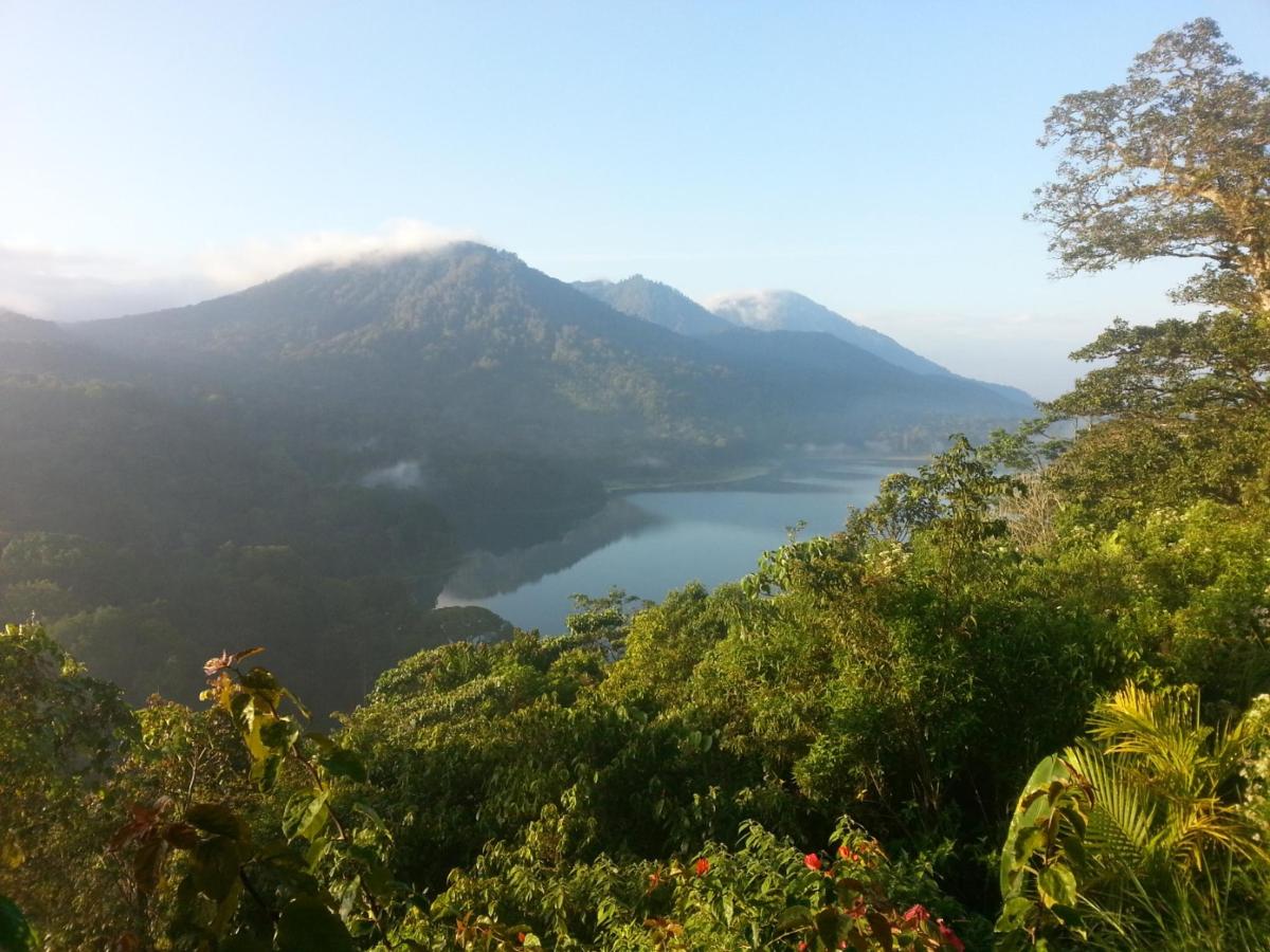 uma vista de um lago nas montanhas