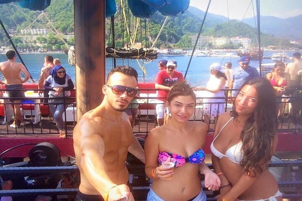 skupina ljudi v bikinijih na čolnu