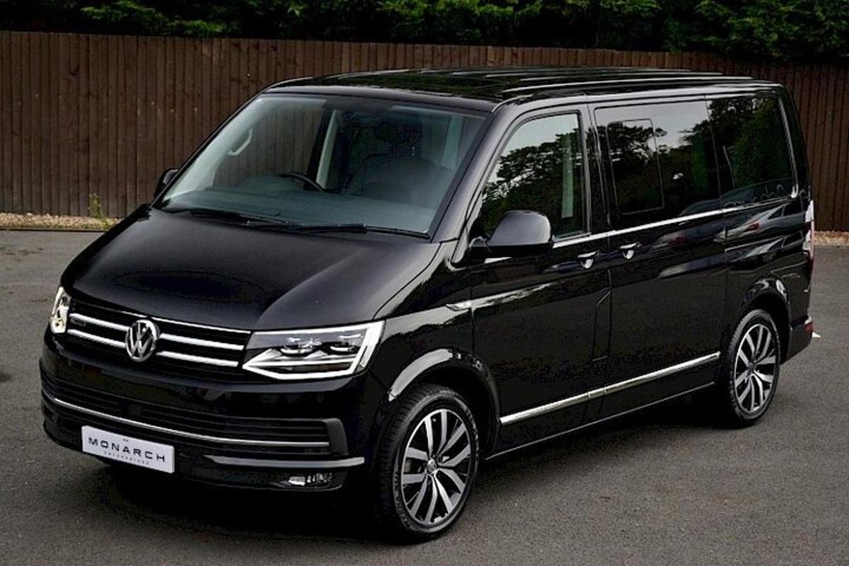 juodas furgonas, pastatytas automobilių stovėjimo aikštelėje