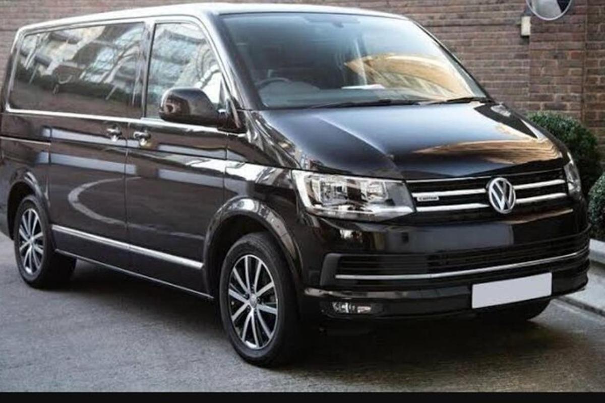 una camioneta negra estacionada en un estacionamiento