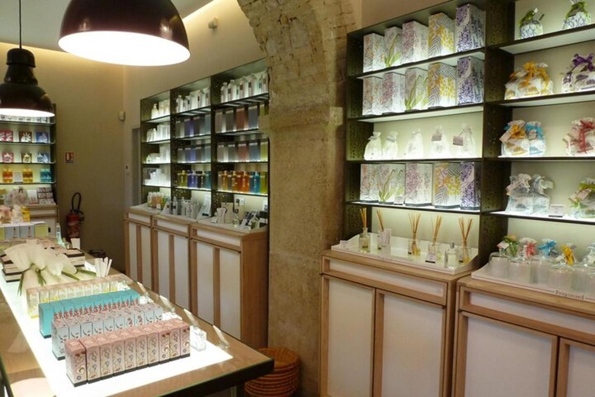una tienda con muchos artículos en los estantes