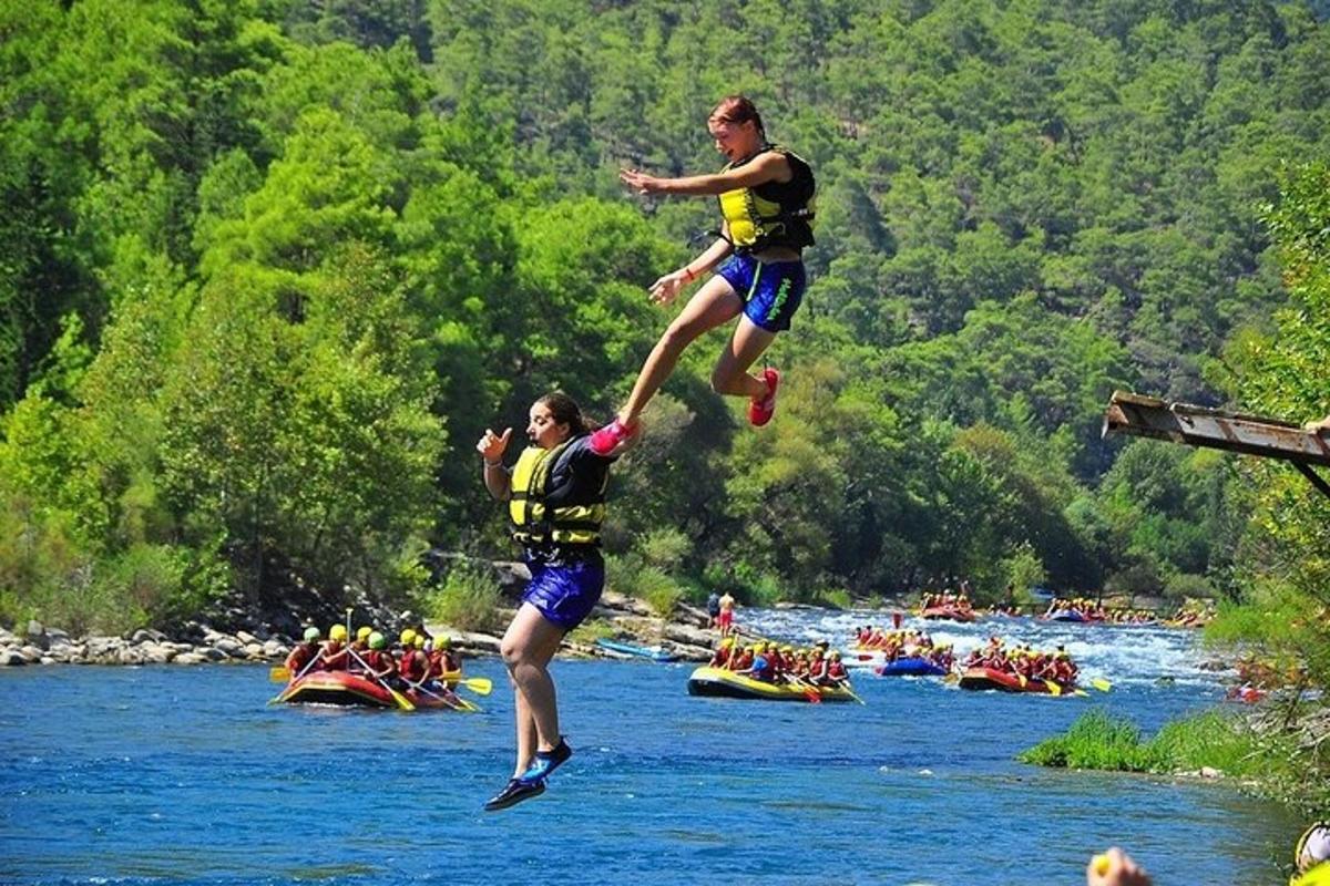 Δύο άτομα πηδούν από μια γέφυρα πάνω από ένα ποτάμι