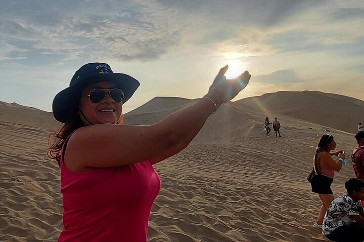 una donna in piedi nel deserto con la mano alzata in aria