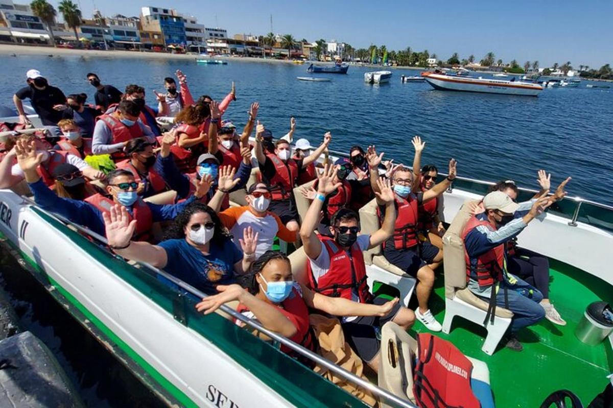 un gruppo di persone su una barca sull'acqua