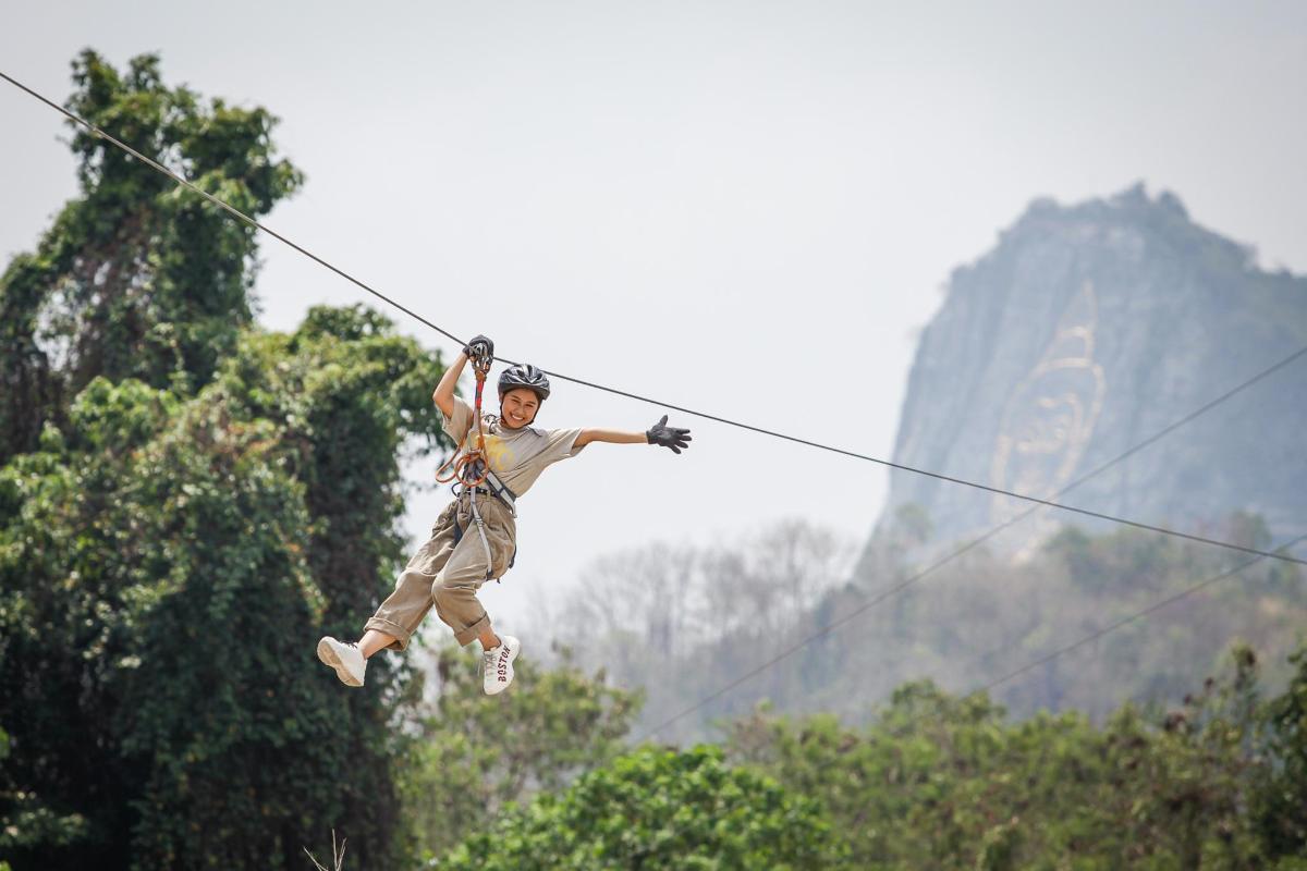 Zipline над водопадами в Тайланде