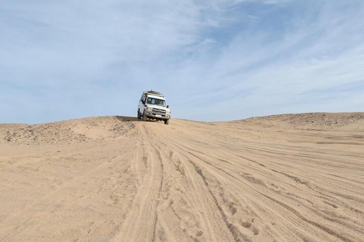 un camion che percorre una strada sterrata nel deserto