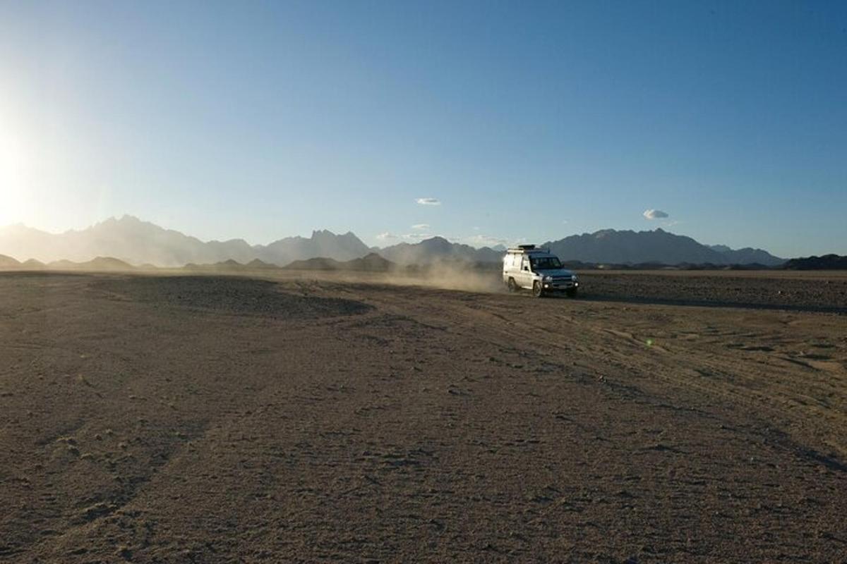 un camion che guida su una strada sterrata nel deserto