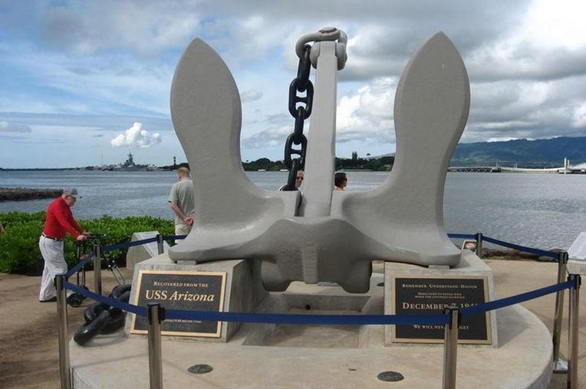 Una estatua del USS Arrow se exhibe junto al agua.