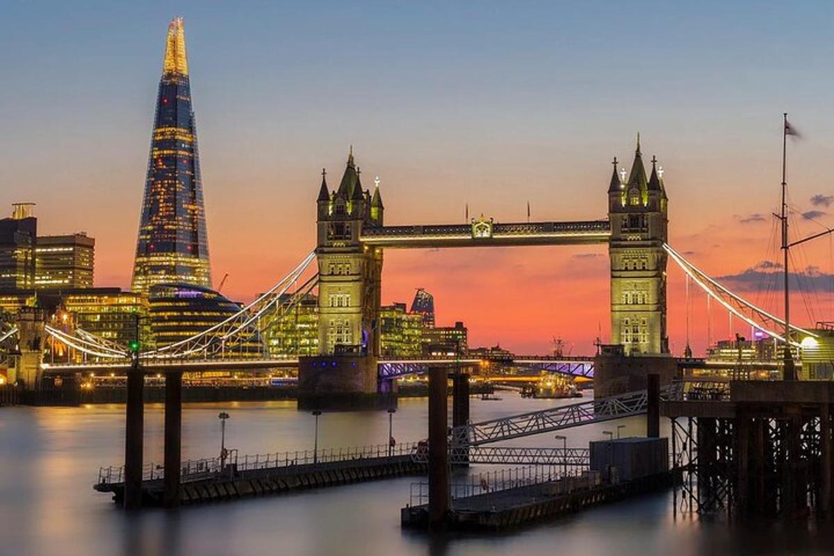 một cây cầu treo với tháp London lúc hoàng hôn