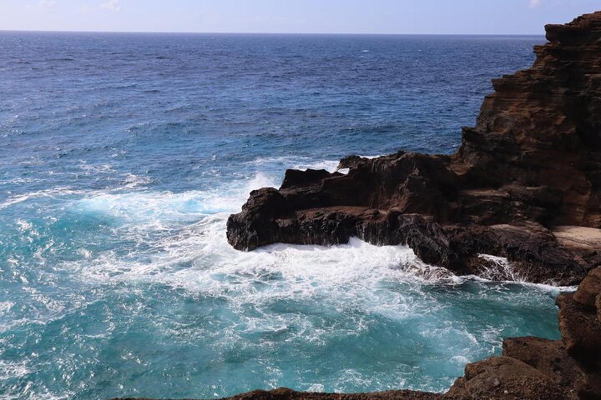 uma vista do oceano de um penhasco