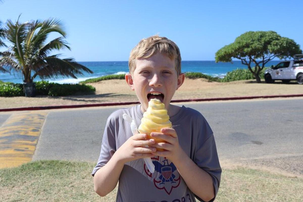 um menino está comendo uma banana split