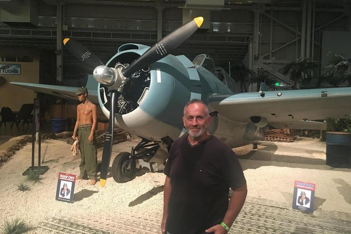 Un hombre está parado frente a un avión.