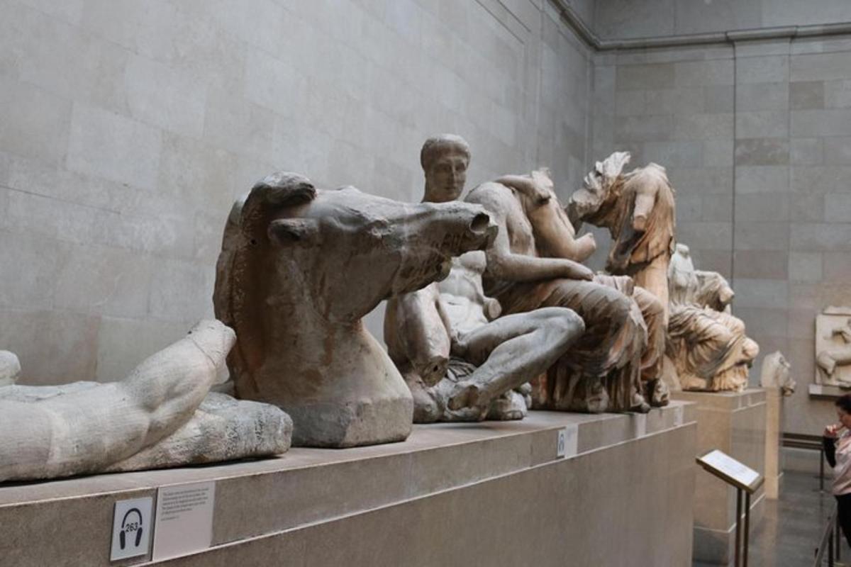 patsas museossa, jossa henkilö ottaa kuvaa