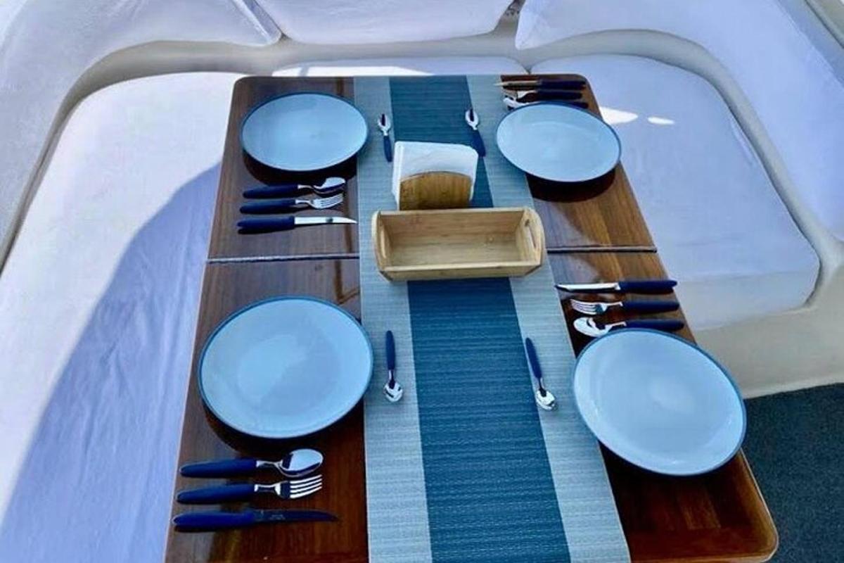 uma mesa em um barco com pratos e talheres