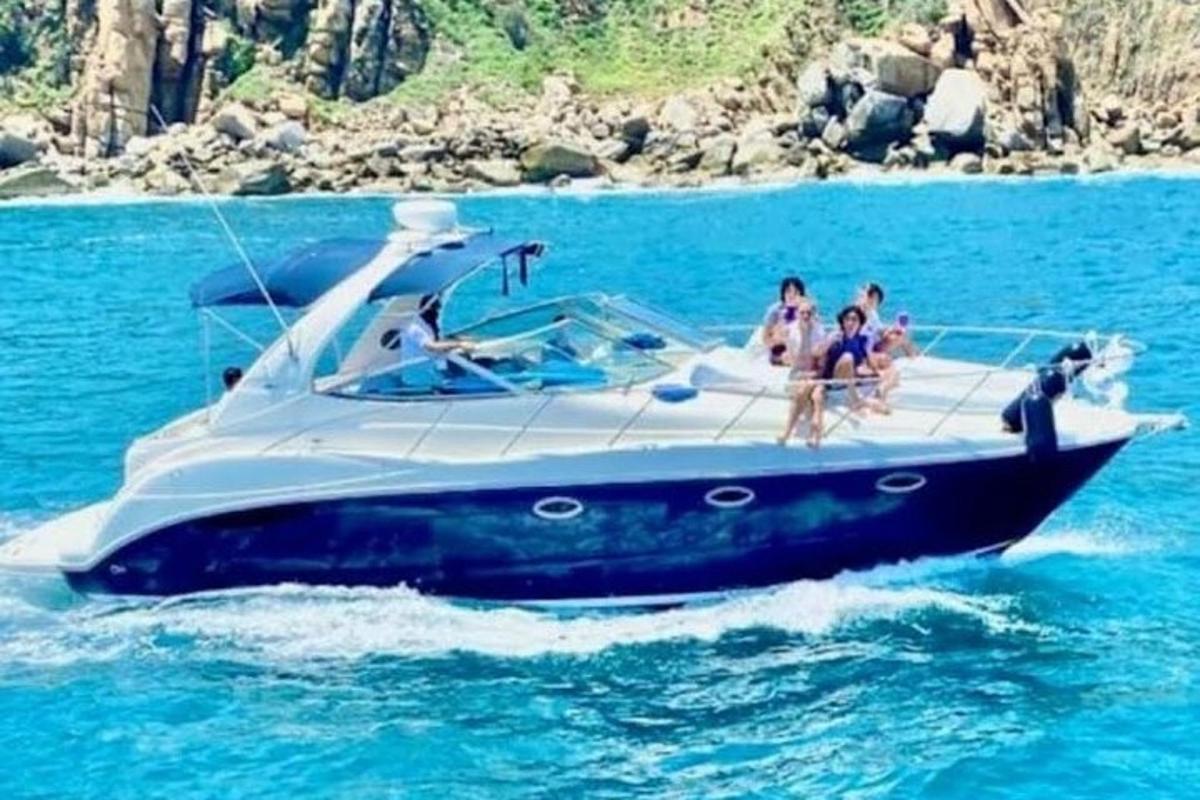 un gruppo di persone su una barca in acqua