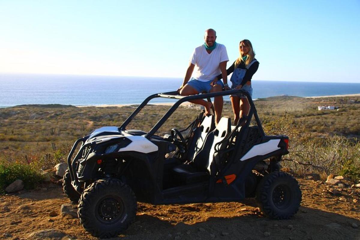un home i una dona asseguts a sobre d'un quad