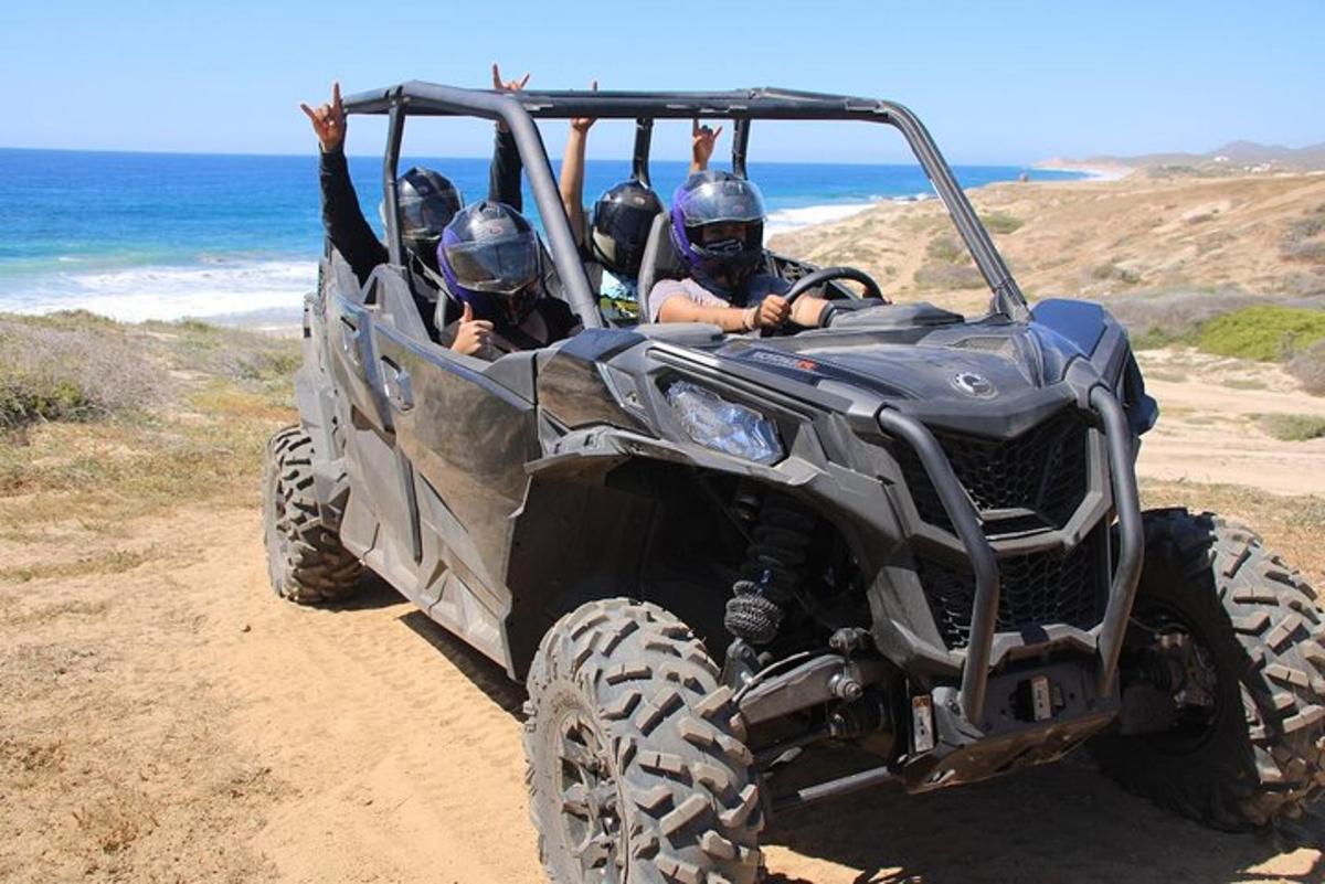 dues persones en un quad a la platja
