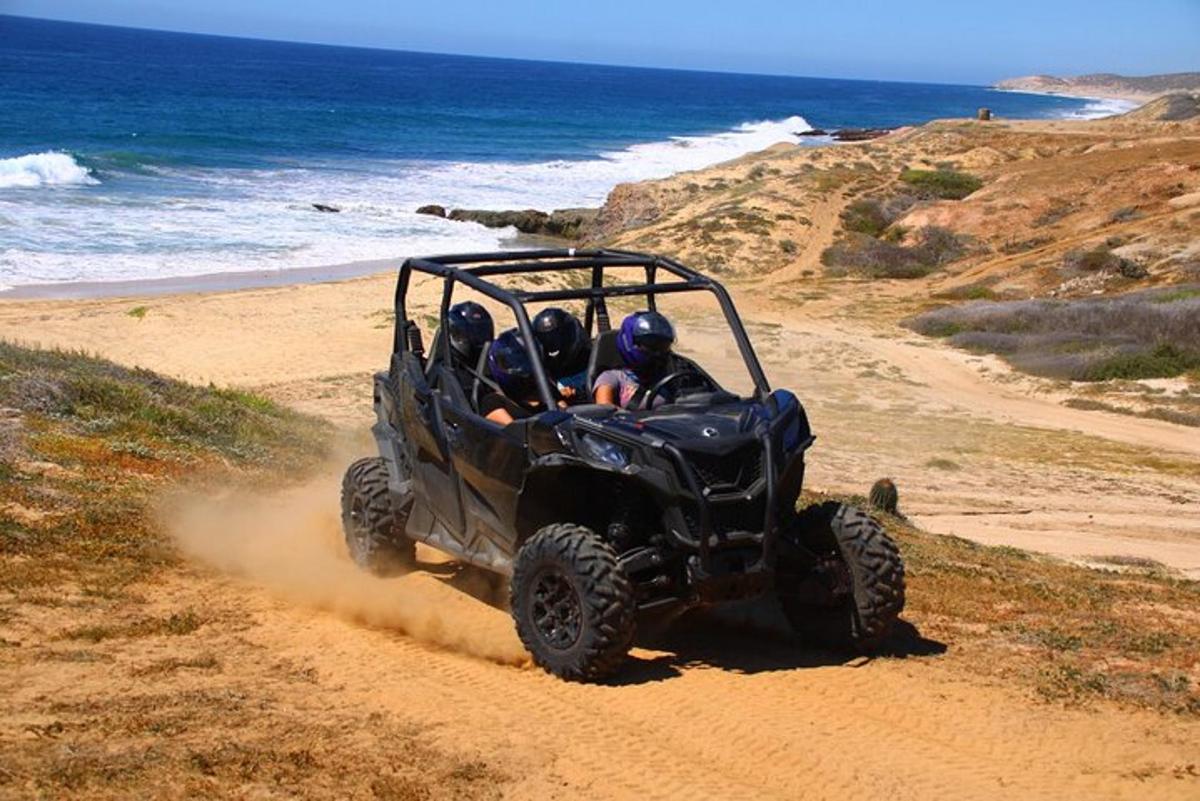 dues persones que viatgen en un quad a la platja