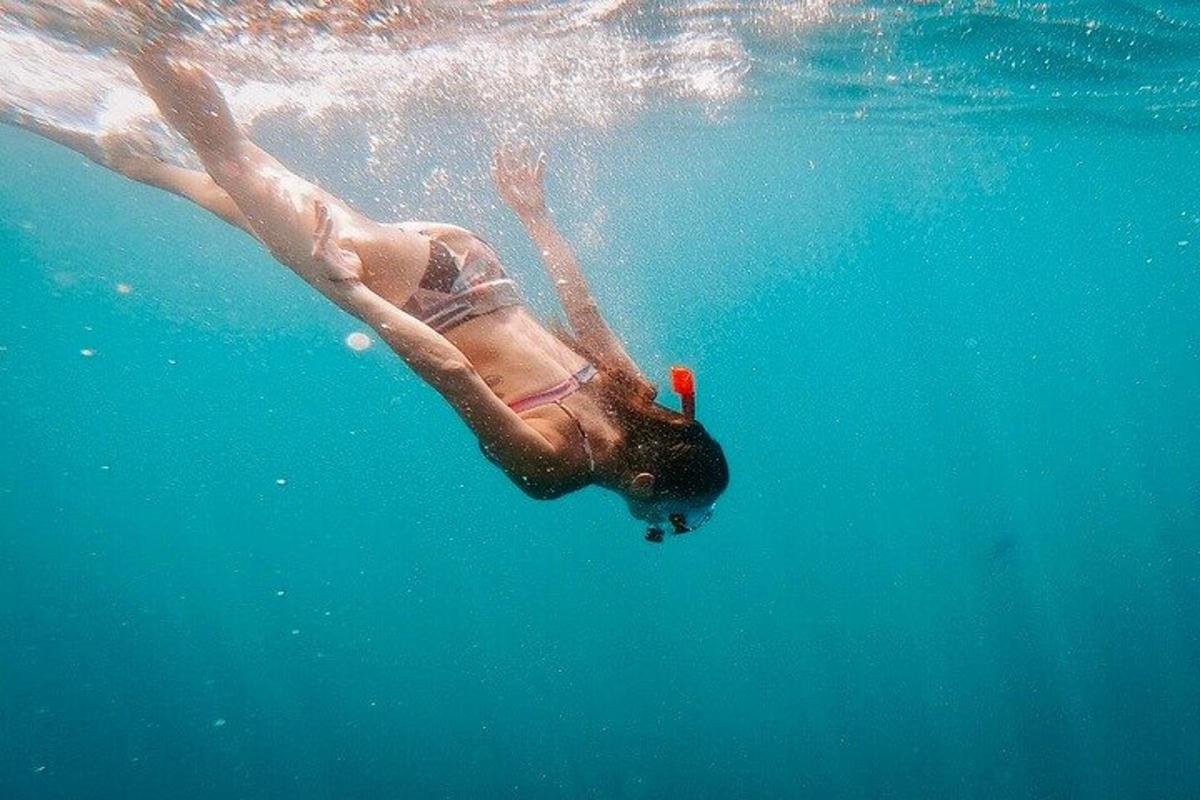 una persona nadando en el agua del océano