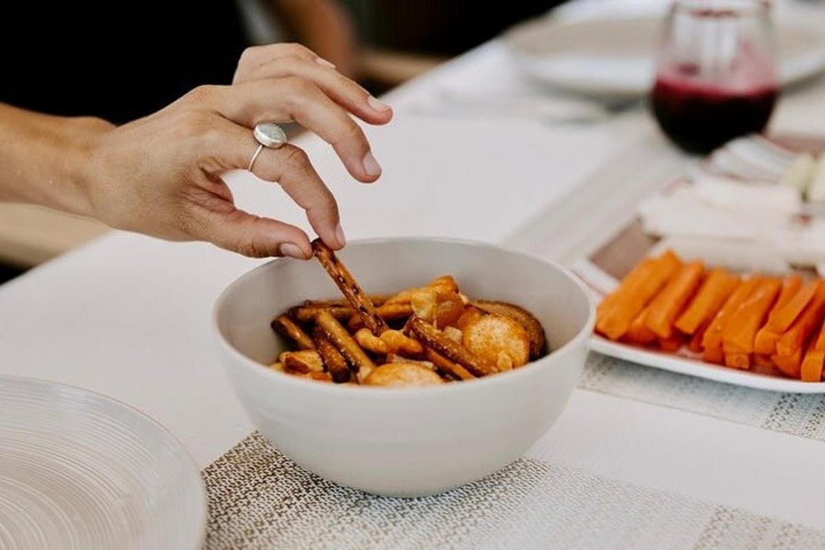una persona comiendo comida en un tazón sobre una mesa