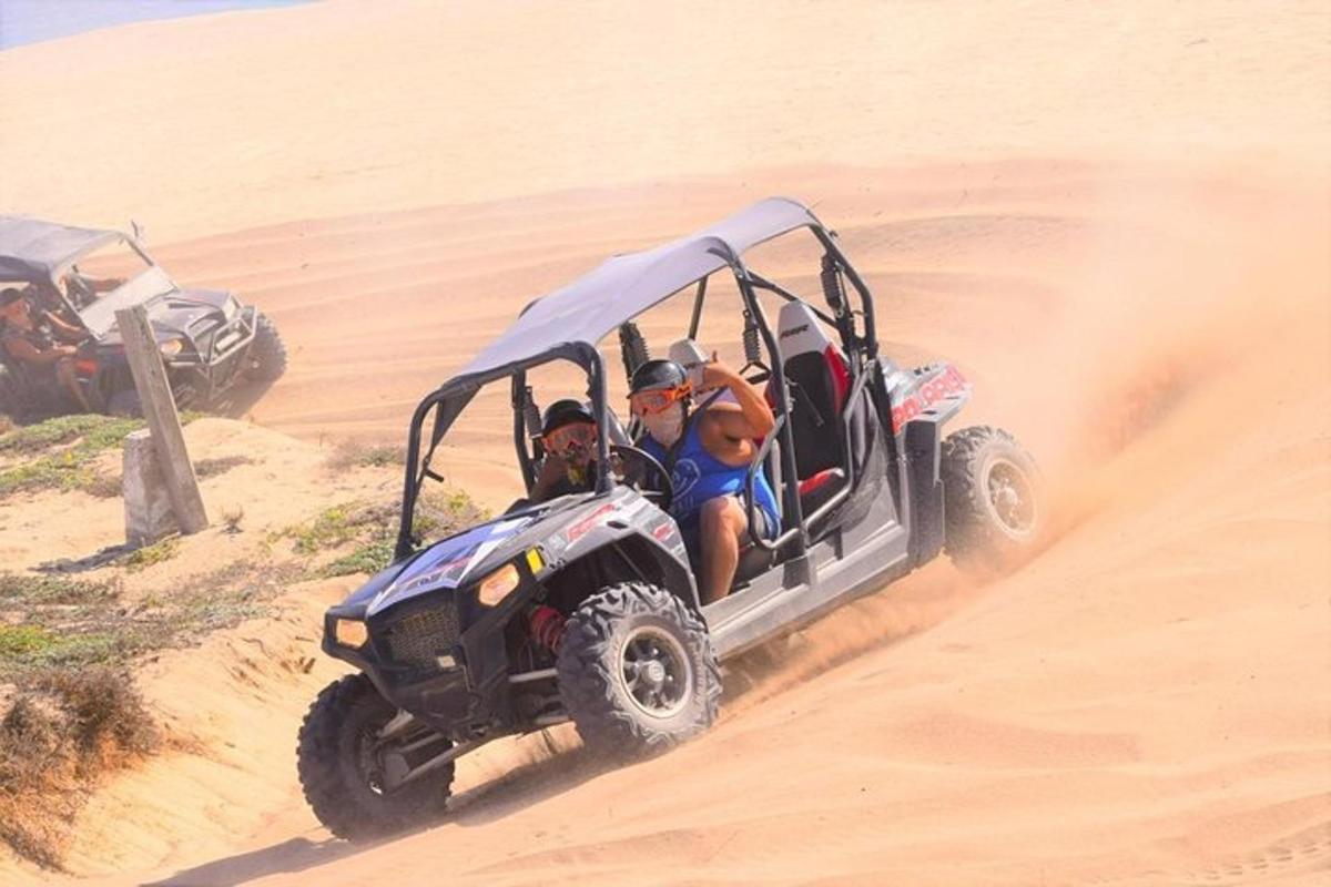 twee mensen rijden in een jeep door de woestijn