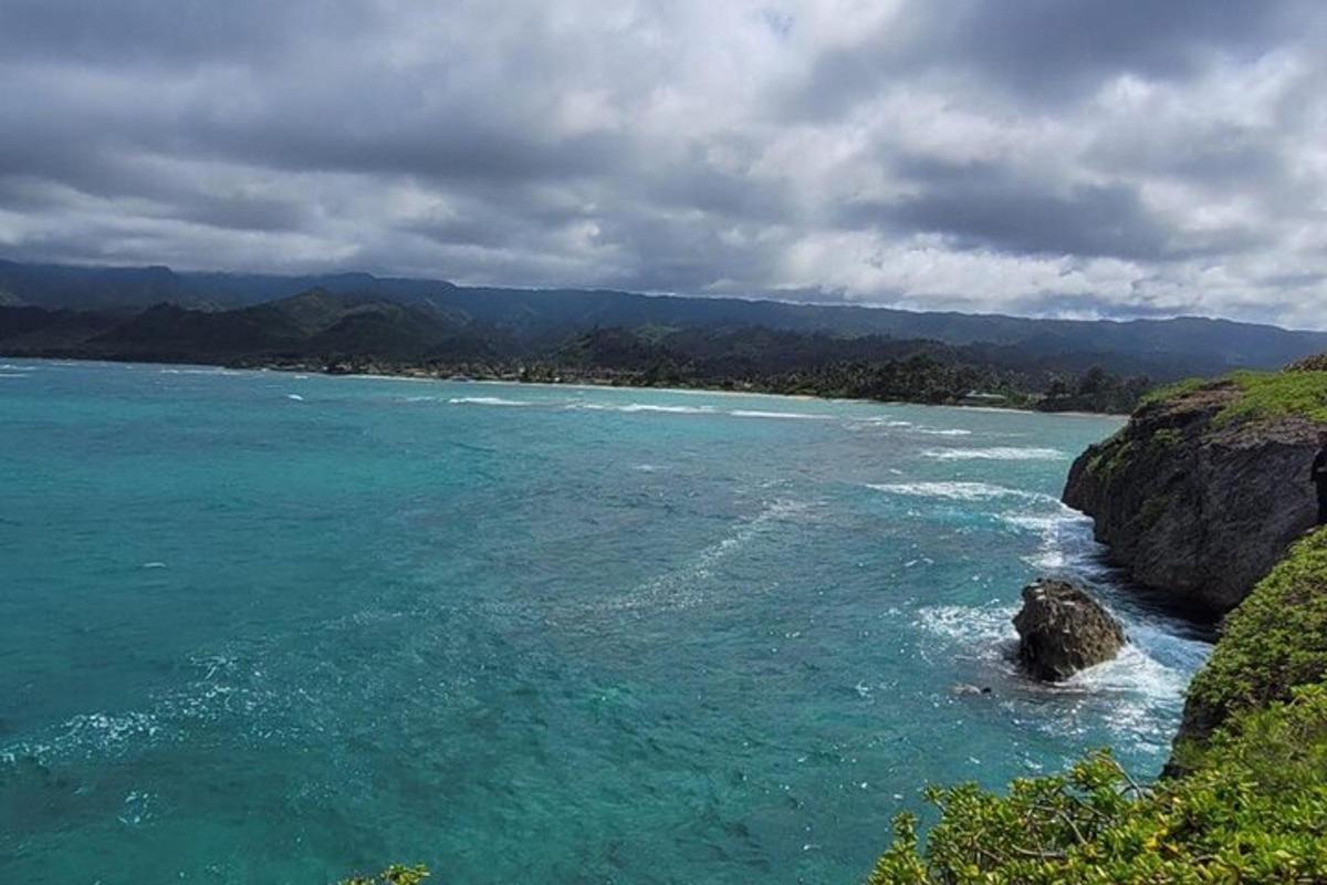 una vista di uno specchio d'acqua con delle rocce al suo interno