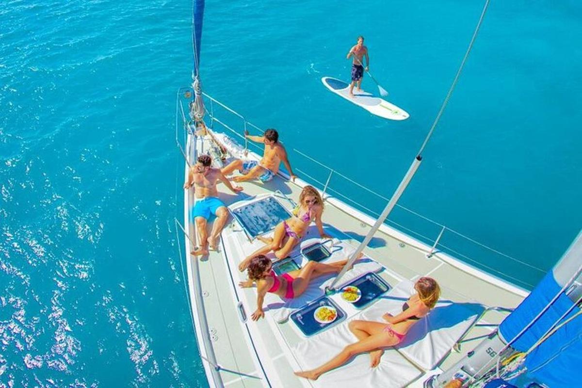 um grupo de pessoas em um barco na água