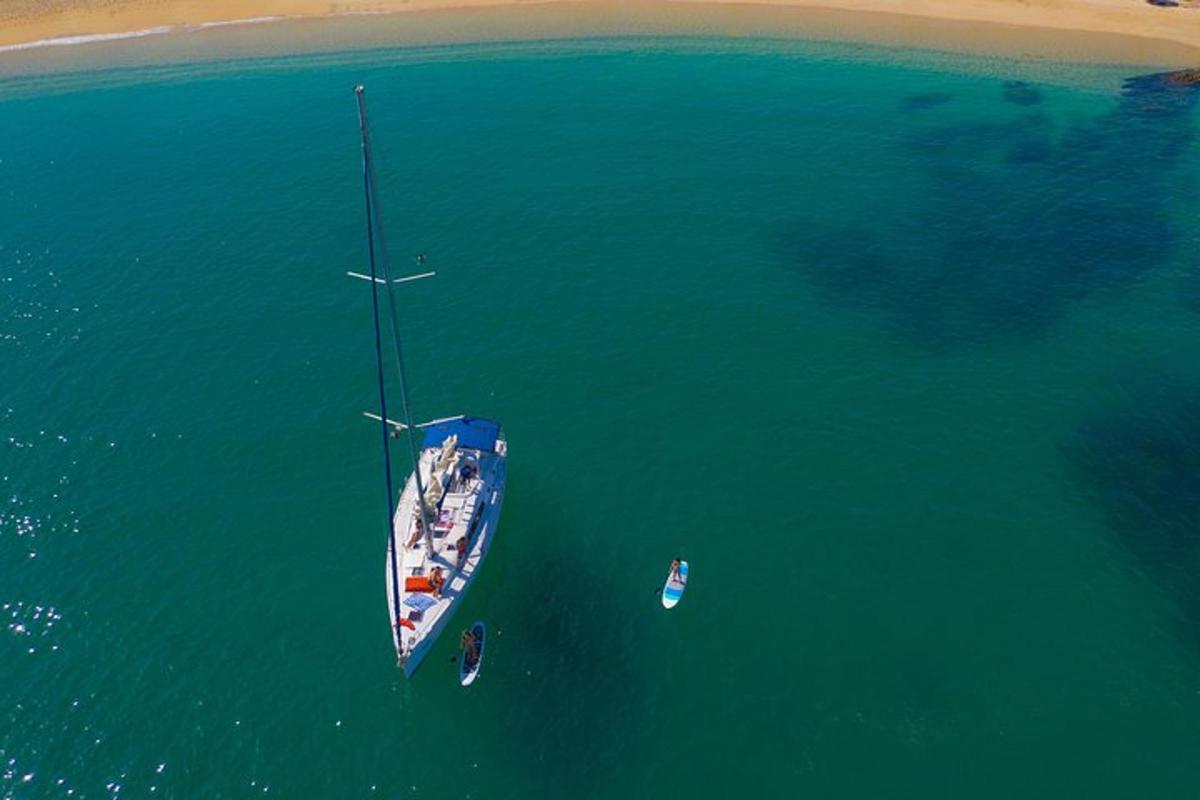 una vista aerea di una barca in acqua