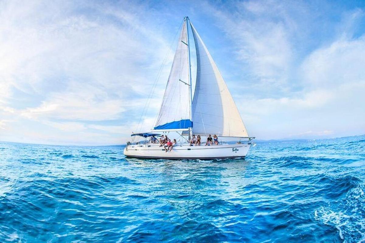 una barca a vela bianca nell'oceano sull'acqua