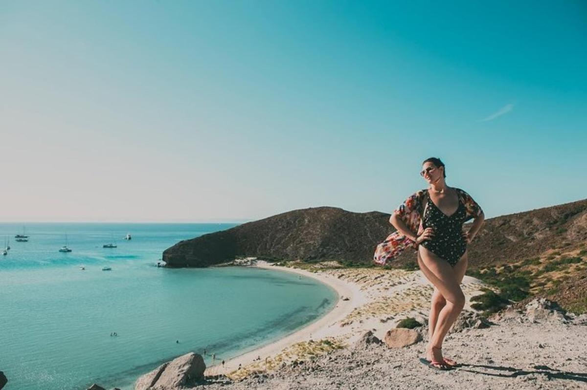 en kvinde i badedragt stående på en strand