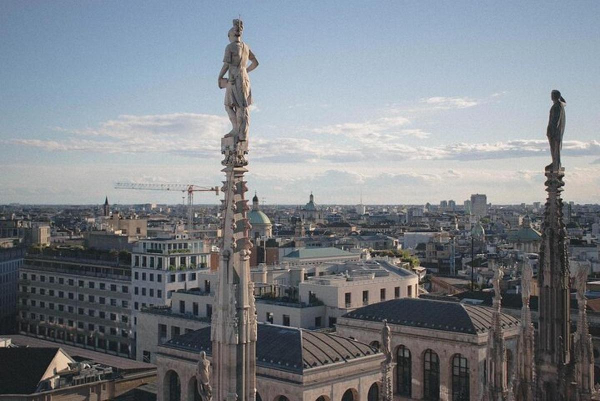 Una vista de una ciudad con una estatua en lo alto de un edificio.