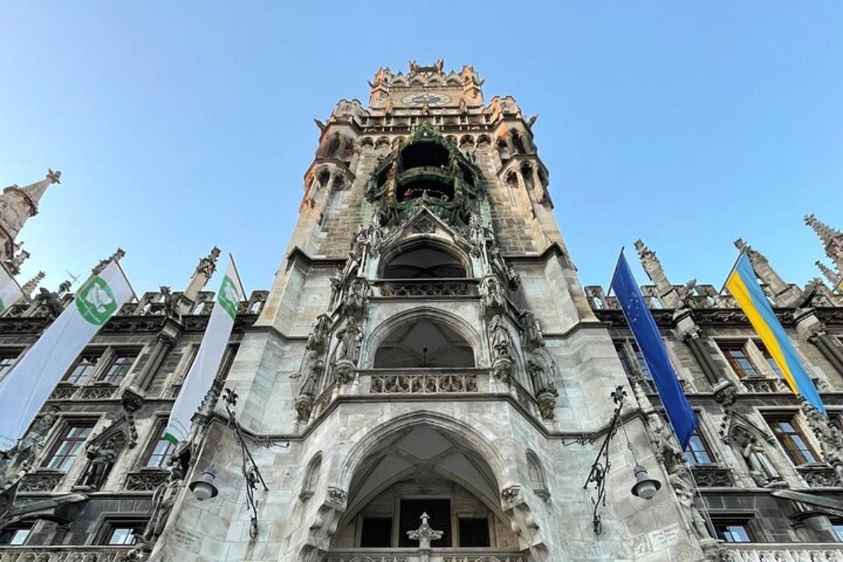 một tòa nhà cao tầng có cờ ở phía trước