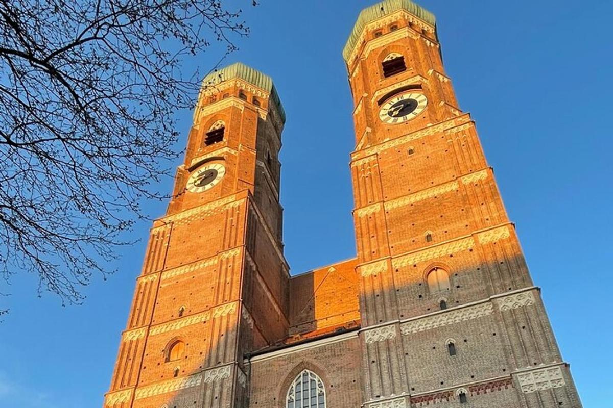 ein hoher Glockenturm auf einem Gebäude