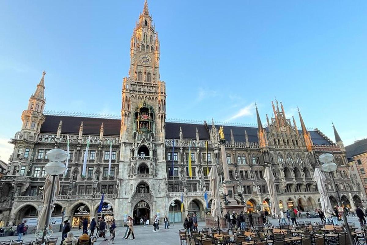 ein großes Gebäude mit einem Uhrenturm davor