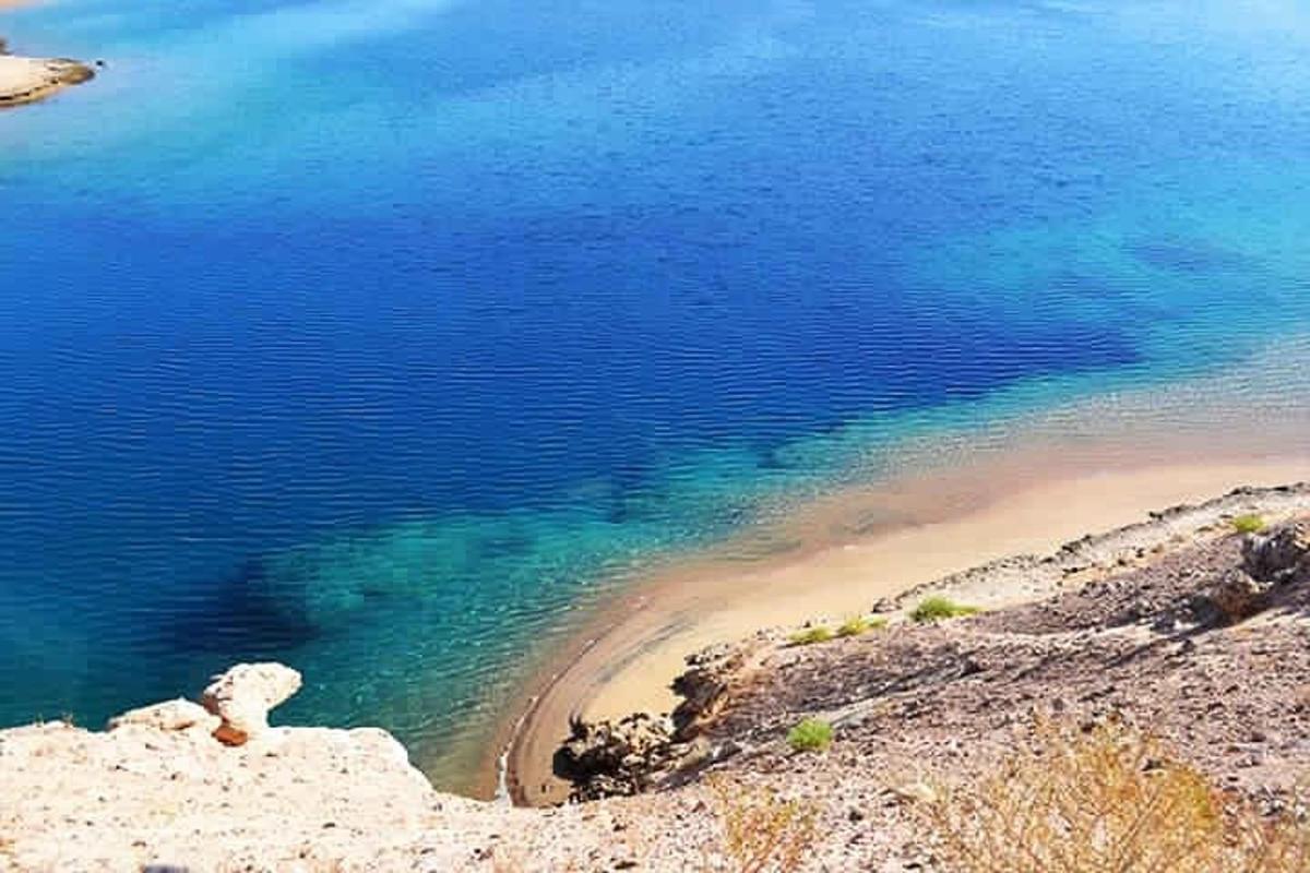 isang aerial view ng beach na may asul na tubig