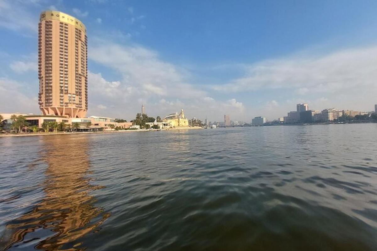 một cái nhìn về một khối nước lớn với một tòa nhà