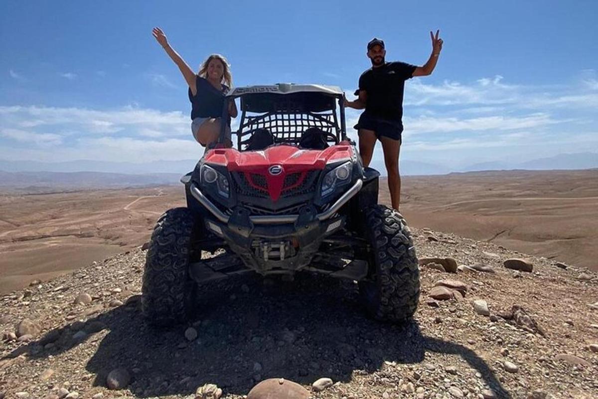 un uomo e una donna in piedi su un quad su una montagna