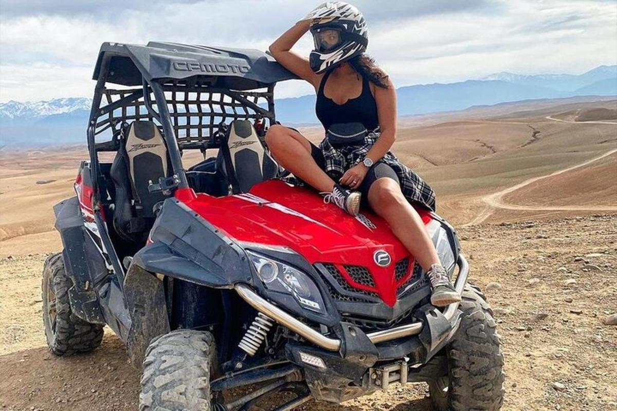 una donna seduta sul retro di un quad nel deserto