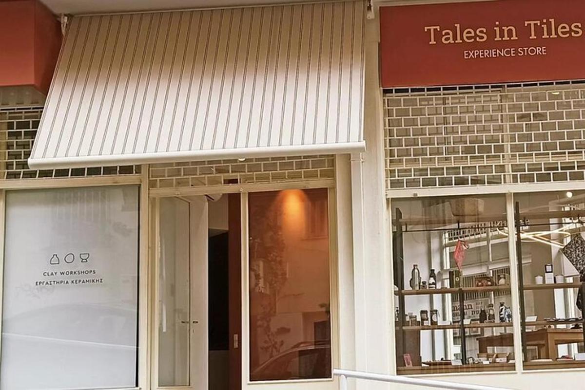 obchod s dlaždicemi s cedulí ve výloze