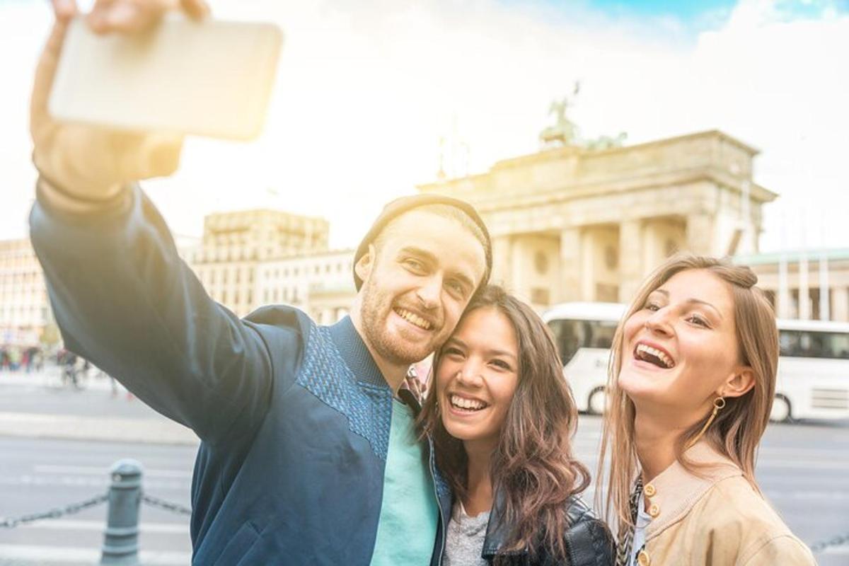un uomo che scatta una foto a due donne