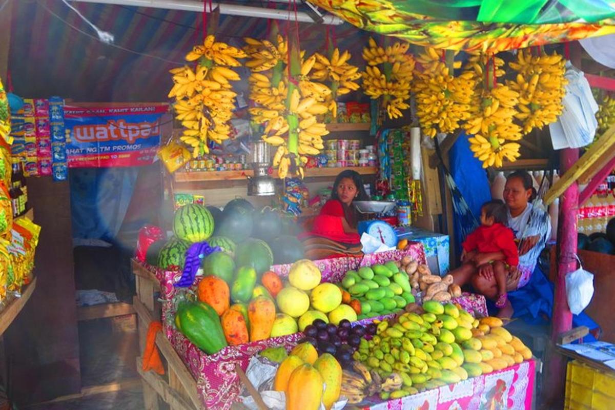 Un puesto de frutas con un montón de frutas y verduras.