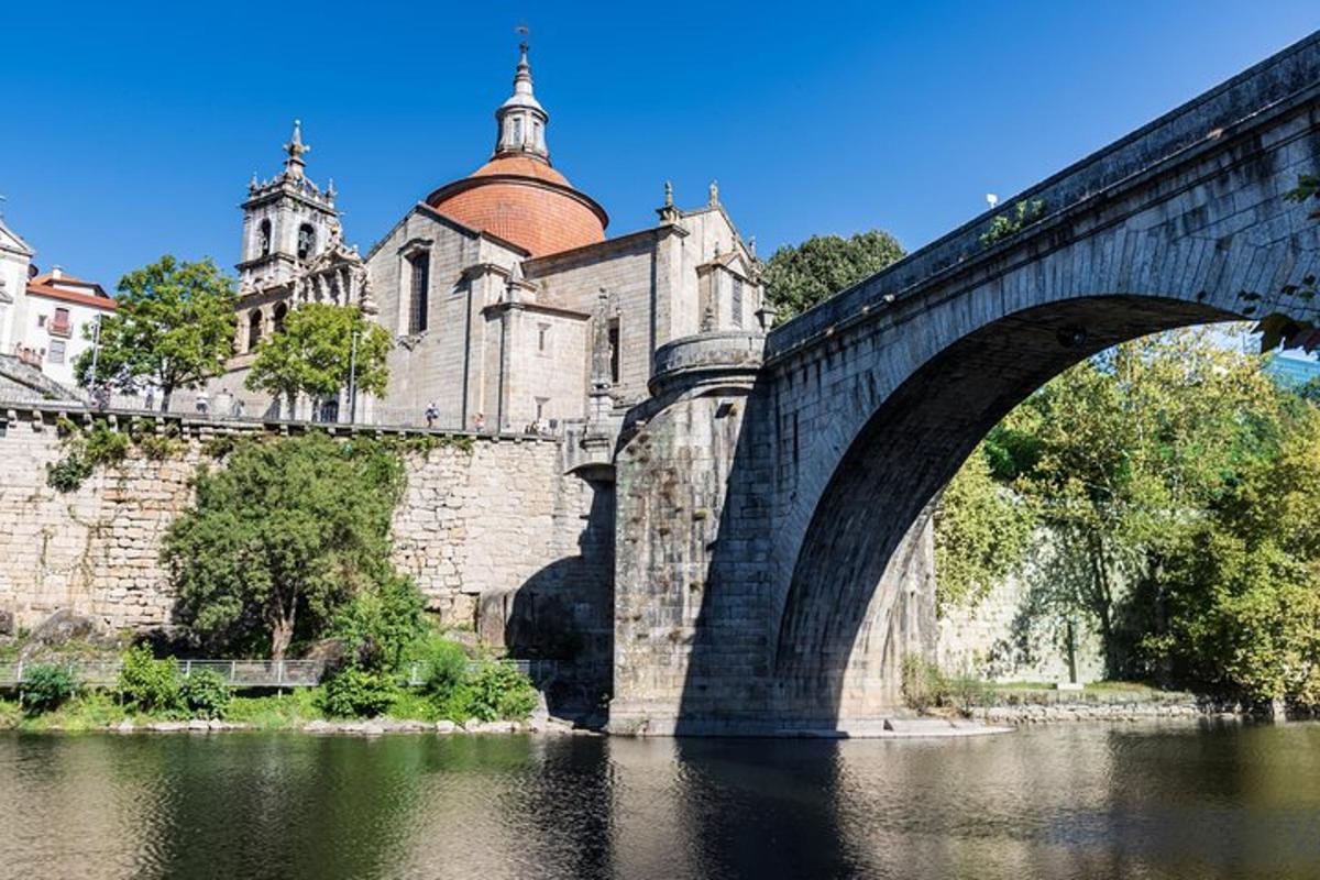 most přes řeku před budovou