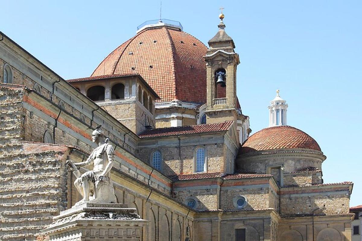 un edificio con una statua di fronte
