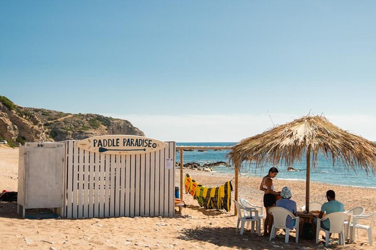 un gruppo di persone sedute a un tavolo sulla spiaggia