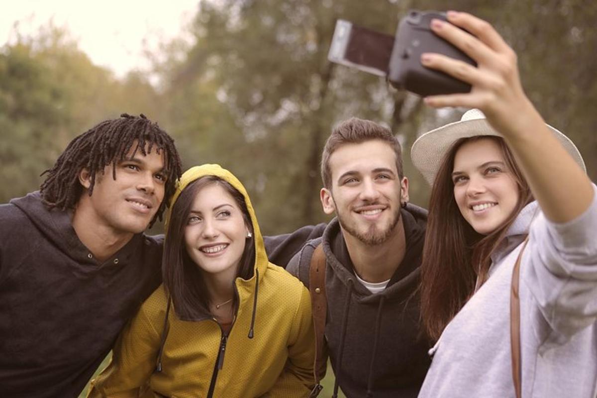 muž fotografující skupinu lidí