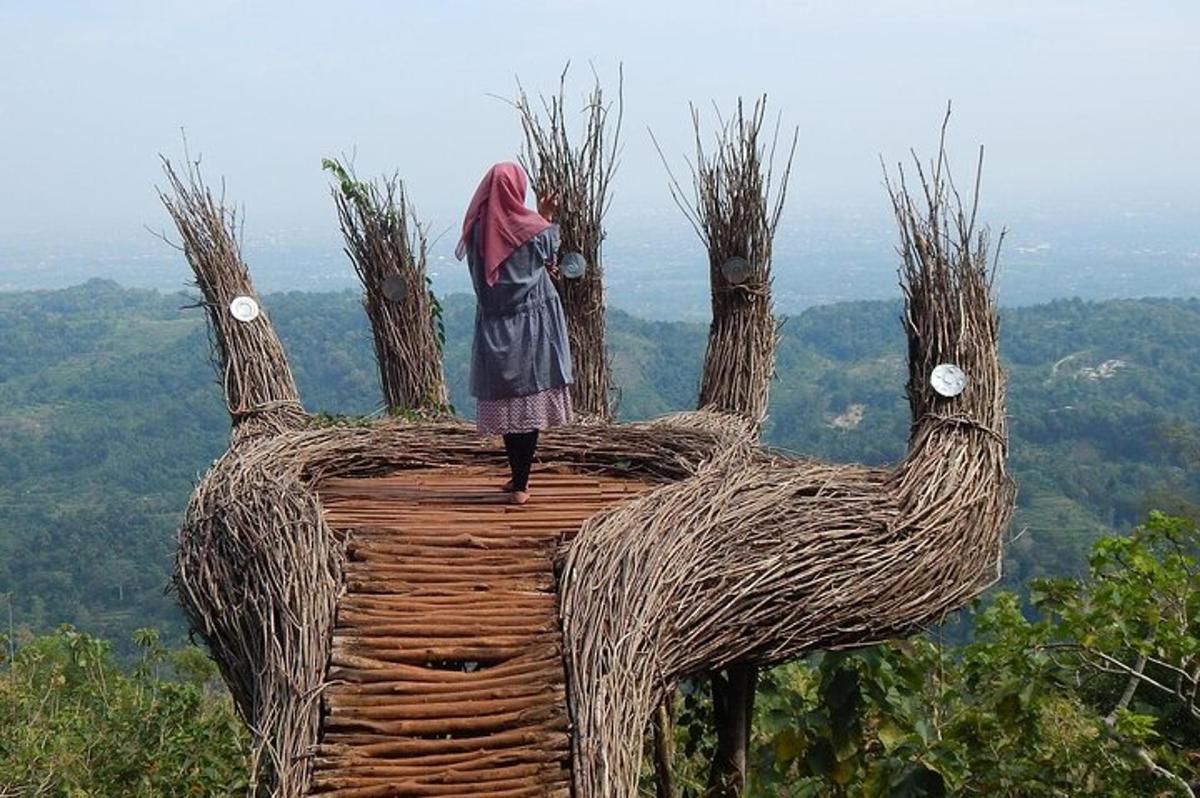 eine Frau, die auf einer Baumstumpfskulptur steht